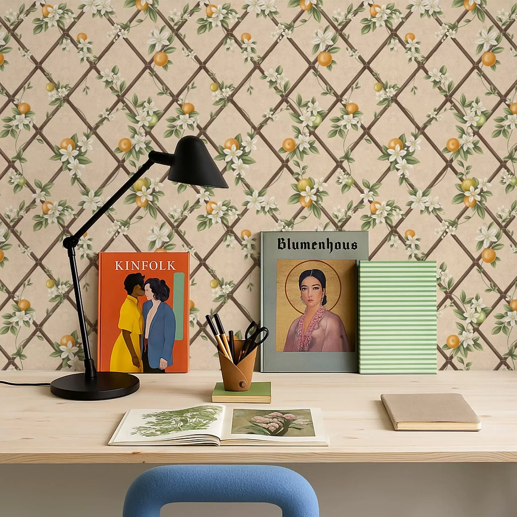 Fotobehang Witte bloemen en citrusvruchten op een bruin raster a01261