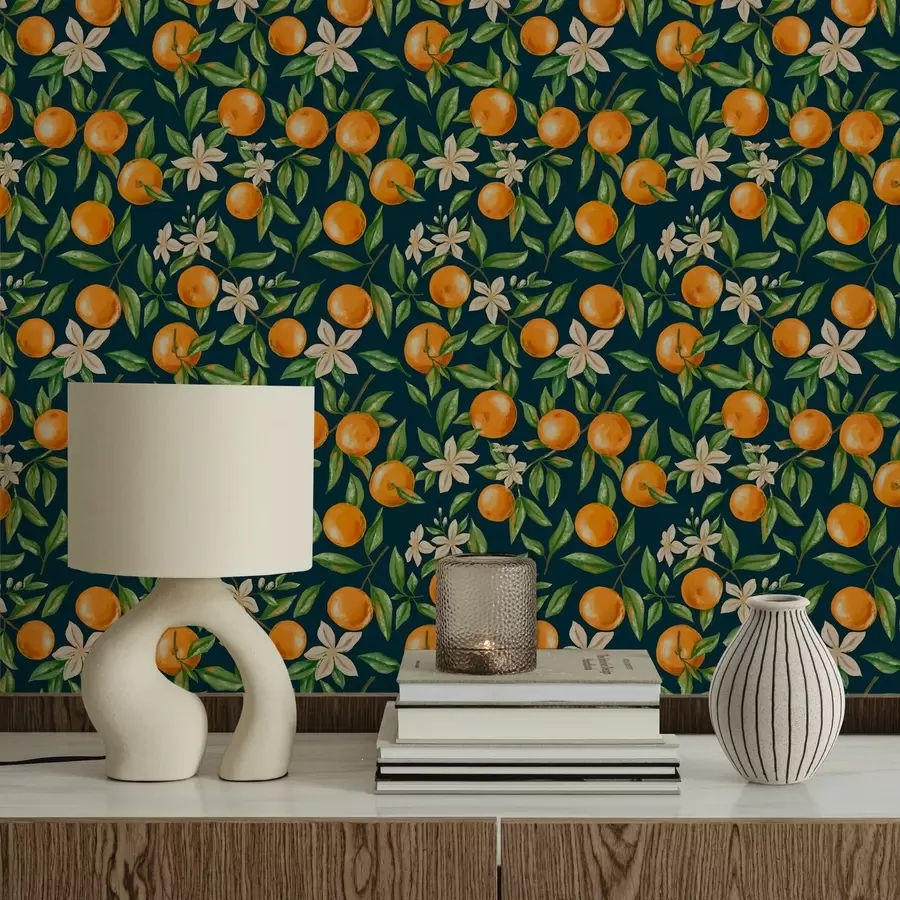 Fotobehang Sinaasappels, groene bladeren en witte bloemen op een donkere achtergrond a01262v3