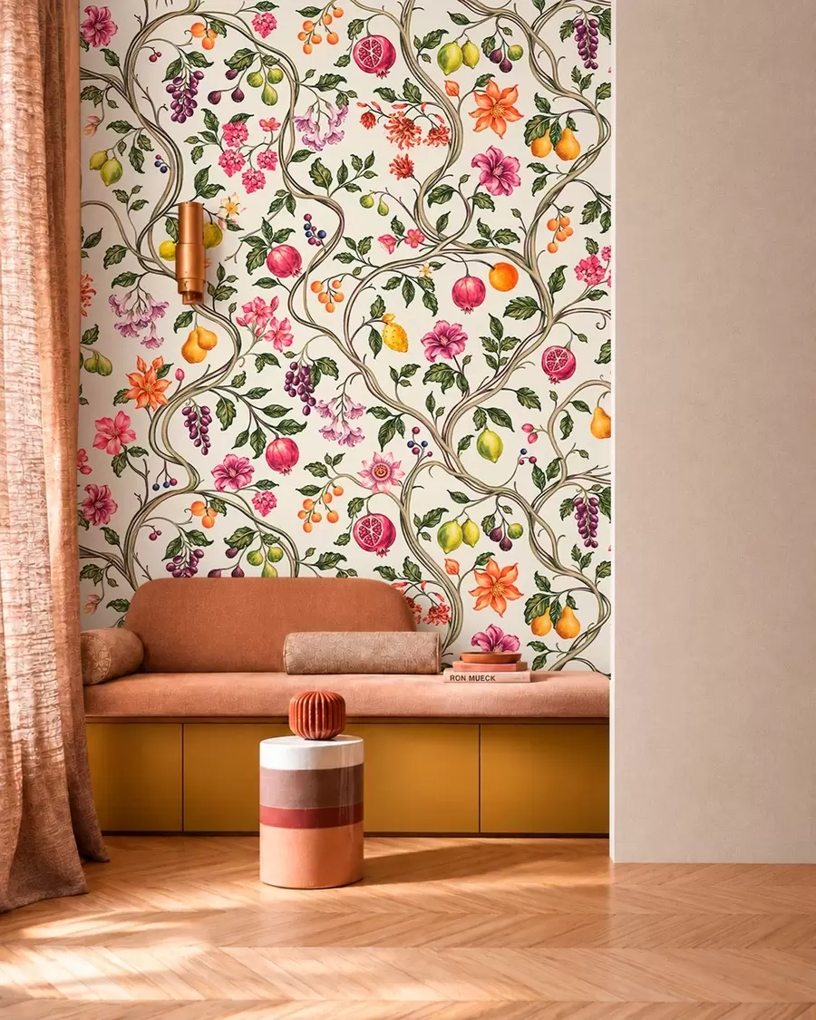 Fotobehang Verstrengelde takken met bloemen, vruchten en groene bladeren w05862