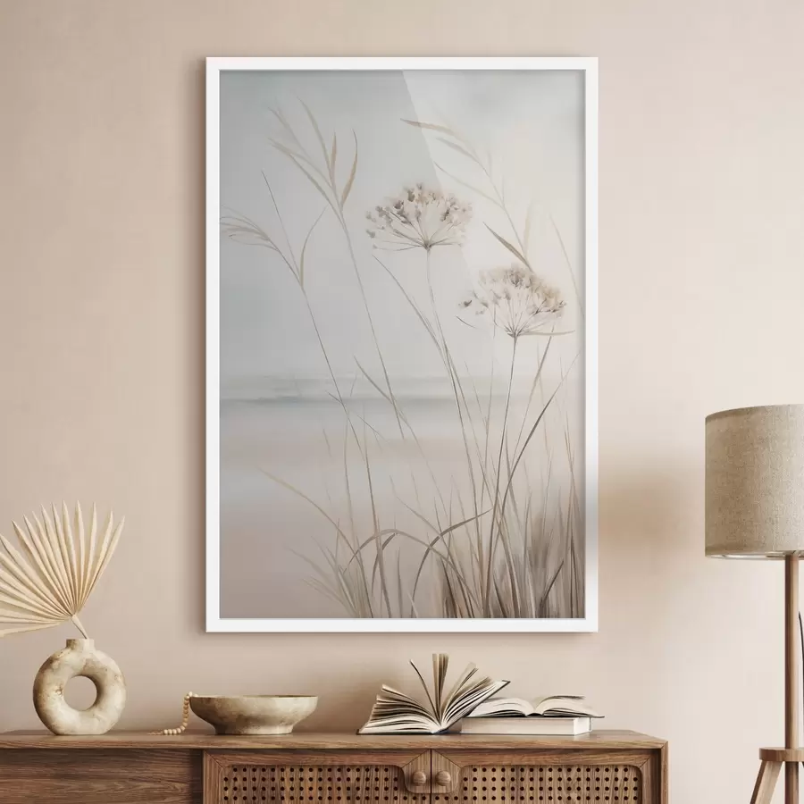 Fotobehang Hoog, droog gras en bloemen in ingetogen beige- en wittinten, met een zachte, wazige achtergrond f50974