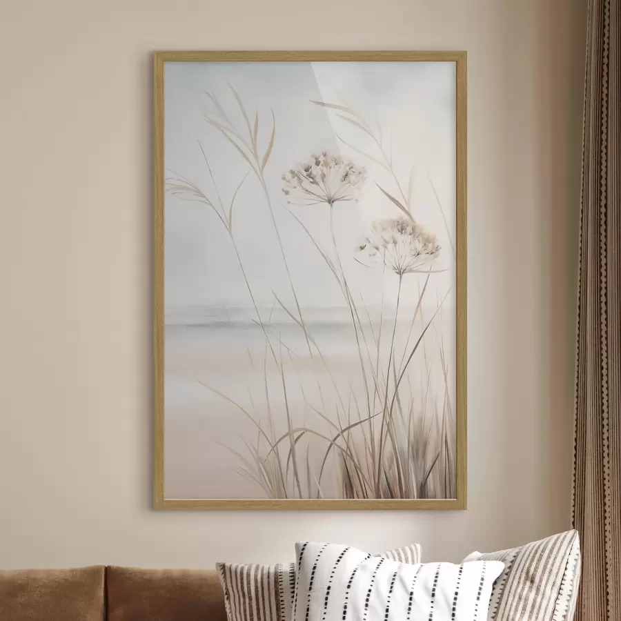 Fotobehang Hoog, droog gras en bloemen in ingetogen beige- en wittinten, met een zachte, wazige achtergrond f50974