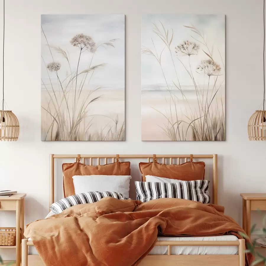 Fotobehang Hoog, droog gras en bloemen in ingetogen beige- en wittinten, met een zachte, wazige achtergrond m31053