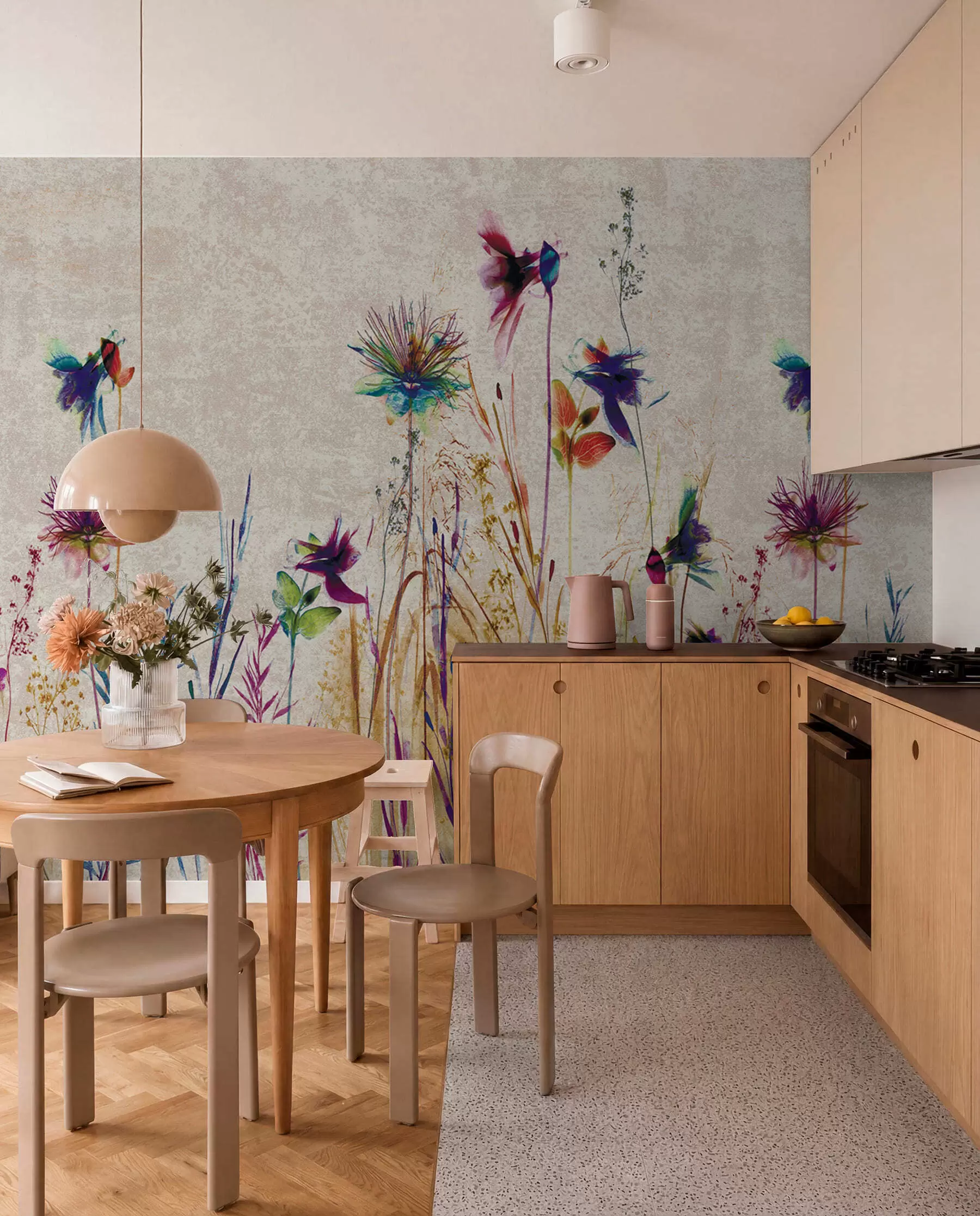 Fotobehang Ongewone hoge bloemen op een beige achtergrond u93672