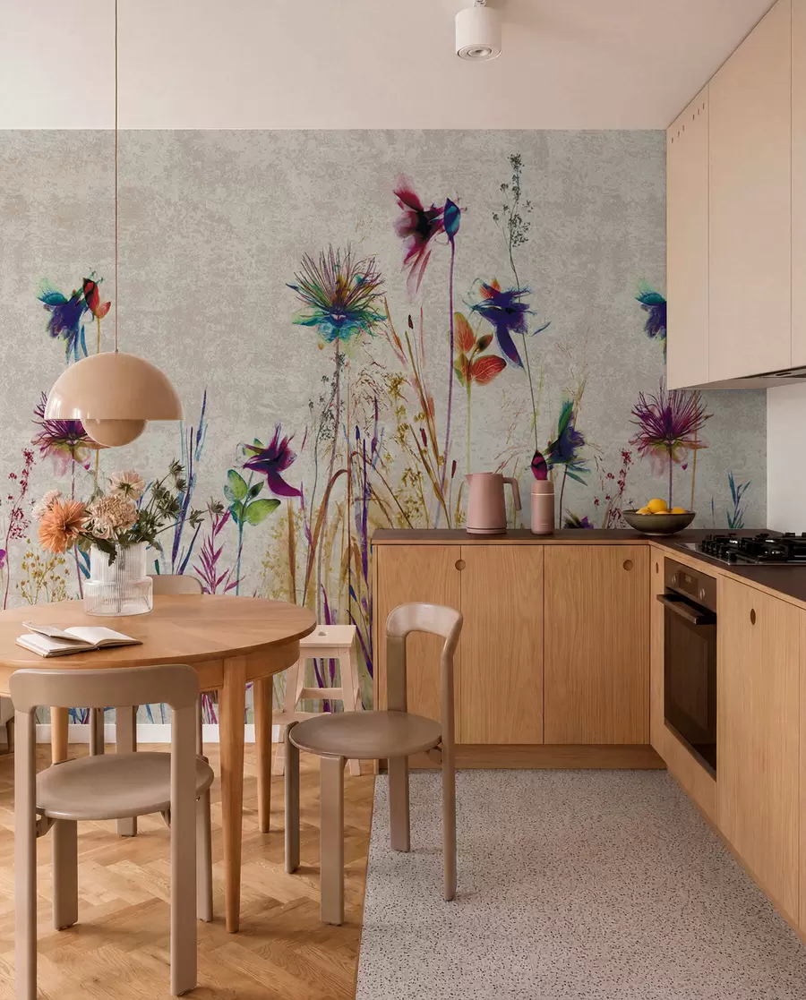 Fotobehang Ongewone hoge bloemen op een beige achtergrond u93672
