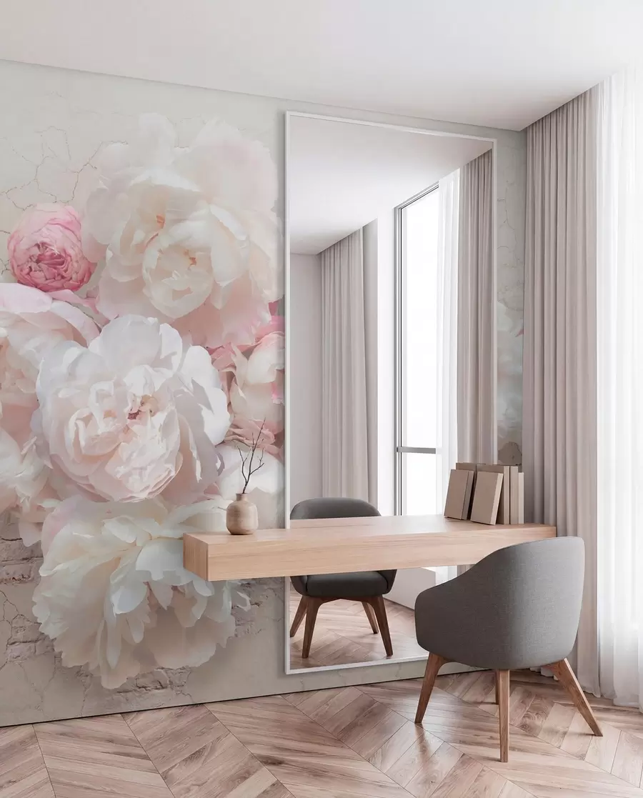 Fotobehang Witte pioenrozen op een vervallen muur u79549