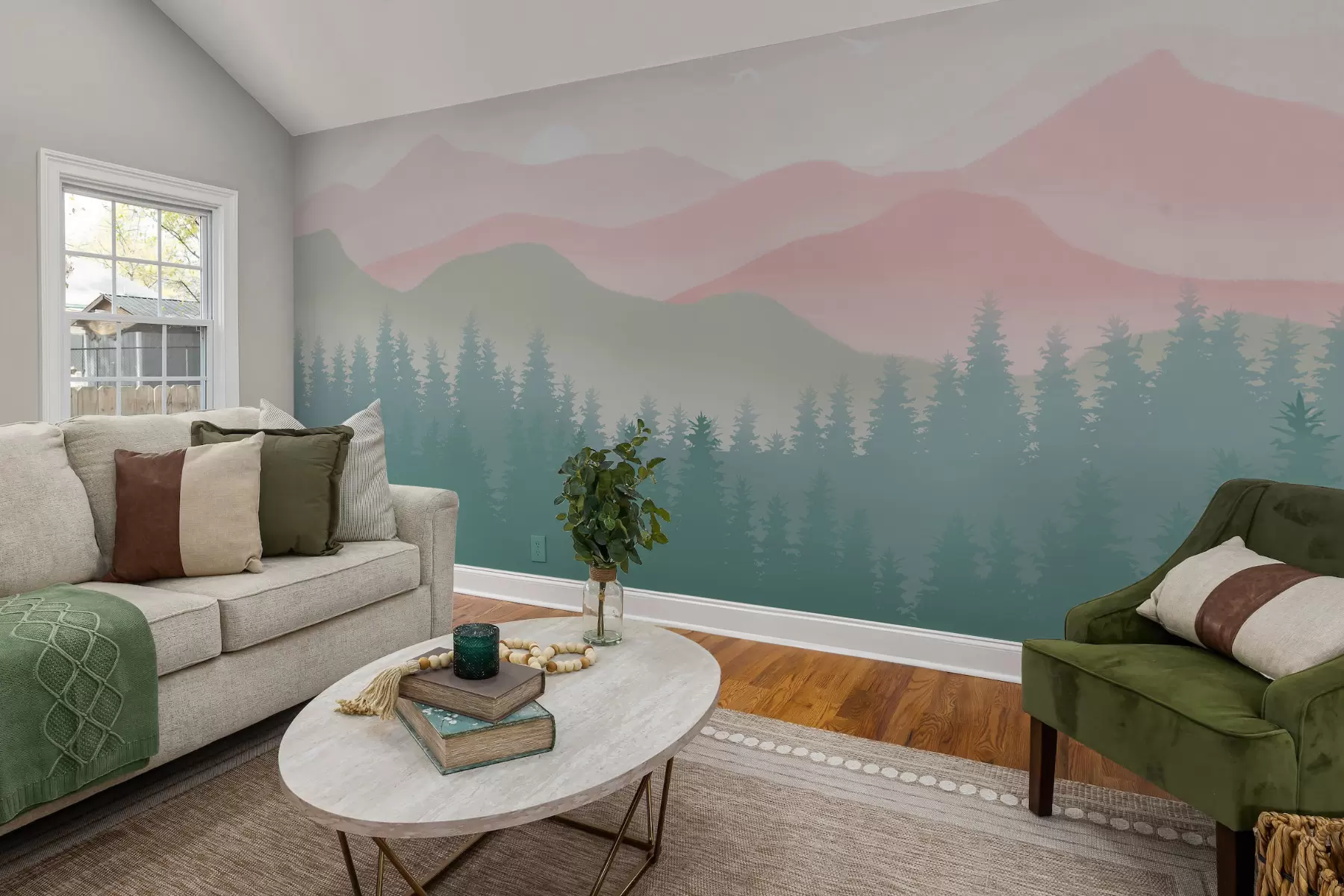 Fotobehang Mistige bergen met dennenbos, zachte natuurlijke kleuren, roze en groen u98774